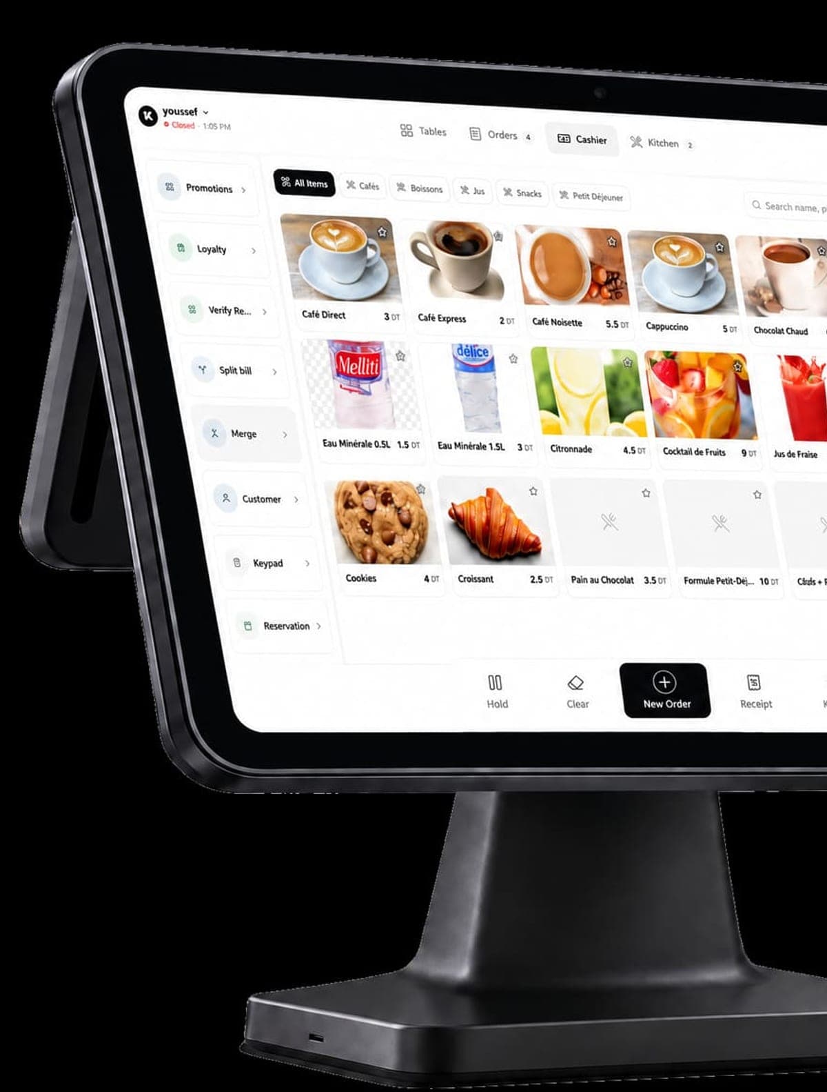 Serveur encaissant un paiement par carte au comptoir